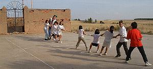 Jugando al soga-tira en Duáñez (Soria)