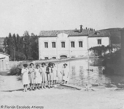Las mocitas de Sern en 1952, delante de la fbrica de harina