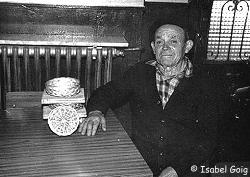 Martín López Martínez, cabrero de Lubia, junto a las encellas y tablillas para dar forma y separar el queso