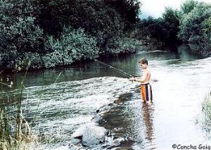 Adrián pescando en el río Duero (con su permiso correspondiente)