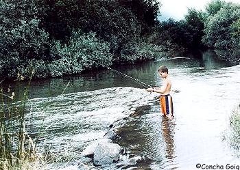 Adrián pescando en el Duero (con su permiso correspondiente), cerca de Garray.