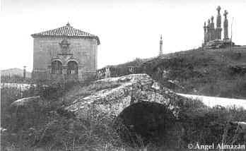 Fuente romana, cruces y ermita de la Soledad en Romanillos de Medinaceli (Soria)