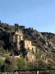 Paseo por el Duero, al fondo la ermita de San Saturio (Soria)