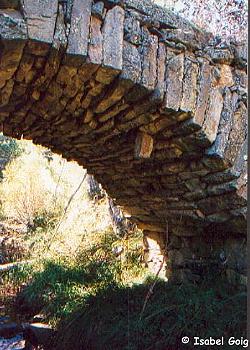El río Linares a su paso bajo el puente en San Pedro Manrique (Soria)